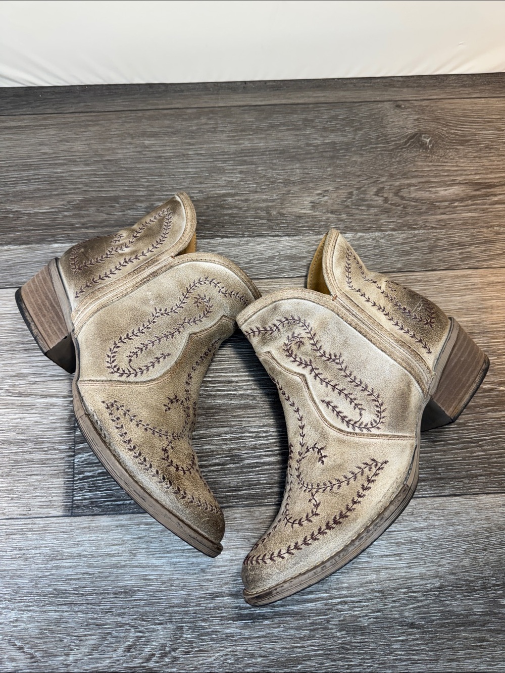 Distressed Taupe Western Ankle booties woman’s SZ 9.5 (h174)